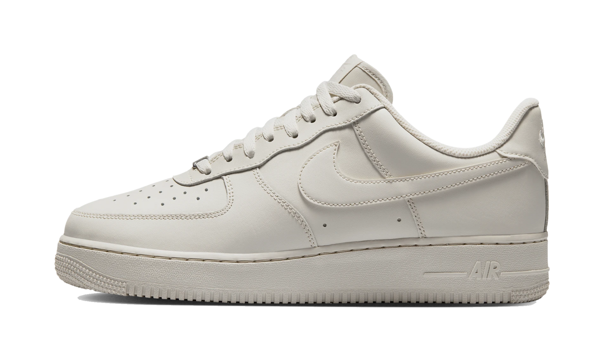 Nike Air Force 1 Low '07 Light Bone (IH1698-003) – Seitenansicht außen | Rarus