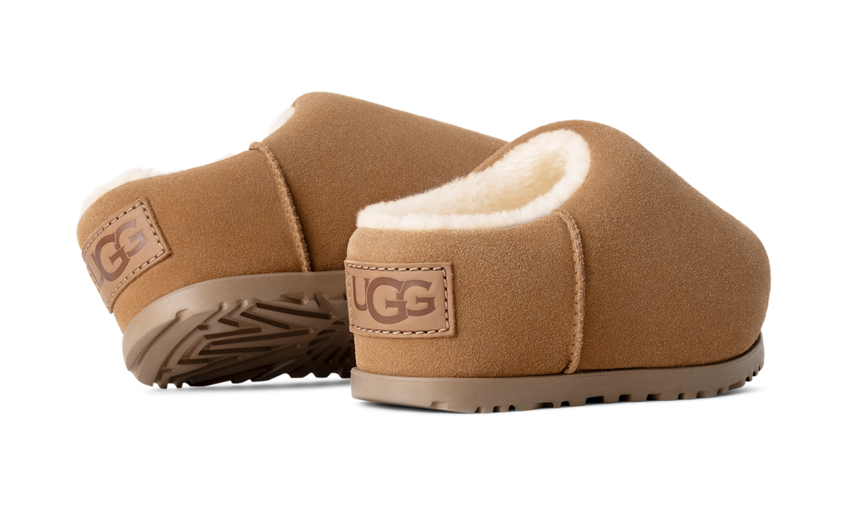 UGG Pumped Slide Chestnut (1158215-CHE) – Rückansicht Paar | Rarus