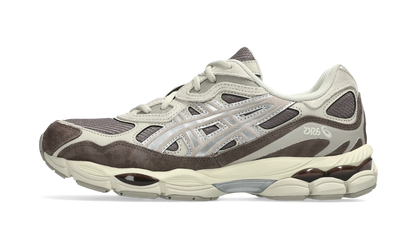 ASICS Gel-NYC Cocoa Powder Pure Silver (1203A739-200) – Seitenansicht außen | Rarus