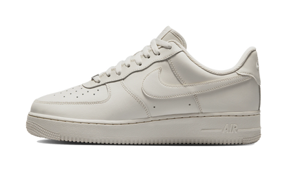 Nike Air Force 1 Low '07 Light Bone (IH1698-003) – Seitenansicht außen | Rarus