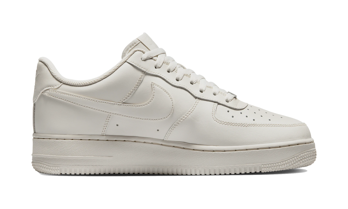 Nike Air Force 1 Low '07 Light Bone (IH1698-003) – Seitenansicht außen | Rarus
