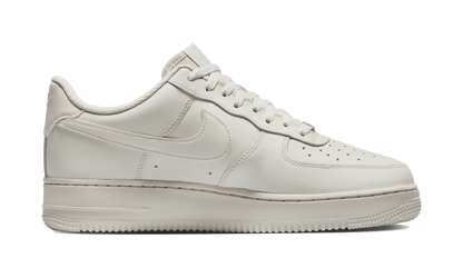 Nike Air Force 1 Low '07 Light Bone (IH1698-003) – Seitenansicht außen | Rarus