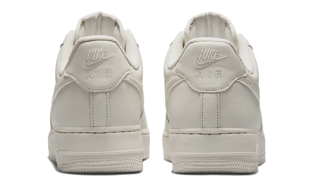 Nike Air Force 1 Low '07 Light Bone (IH1698-003) – Rückansicht | Rarus