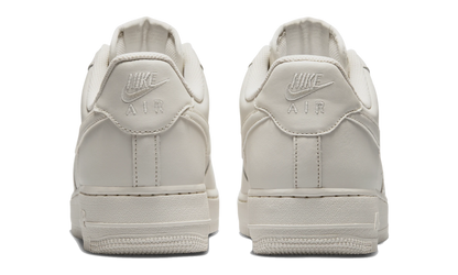 Nike Air Force 1 Low '07 Light Bone (IH1698-003) – Rückansicht | Rarus