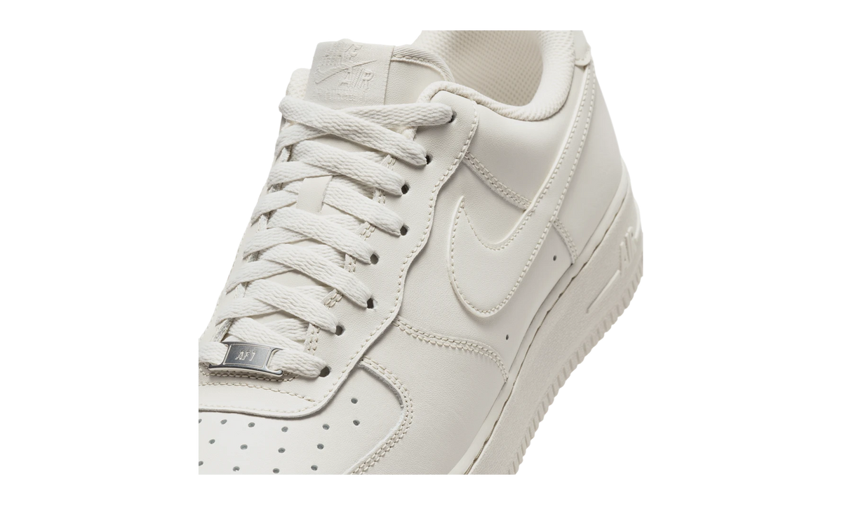 Nike Air Force 1 Low '07 Light Bone (IH1698-003) – Detailansicht | Rarus