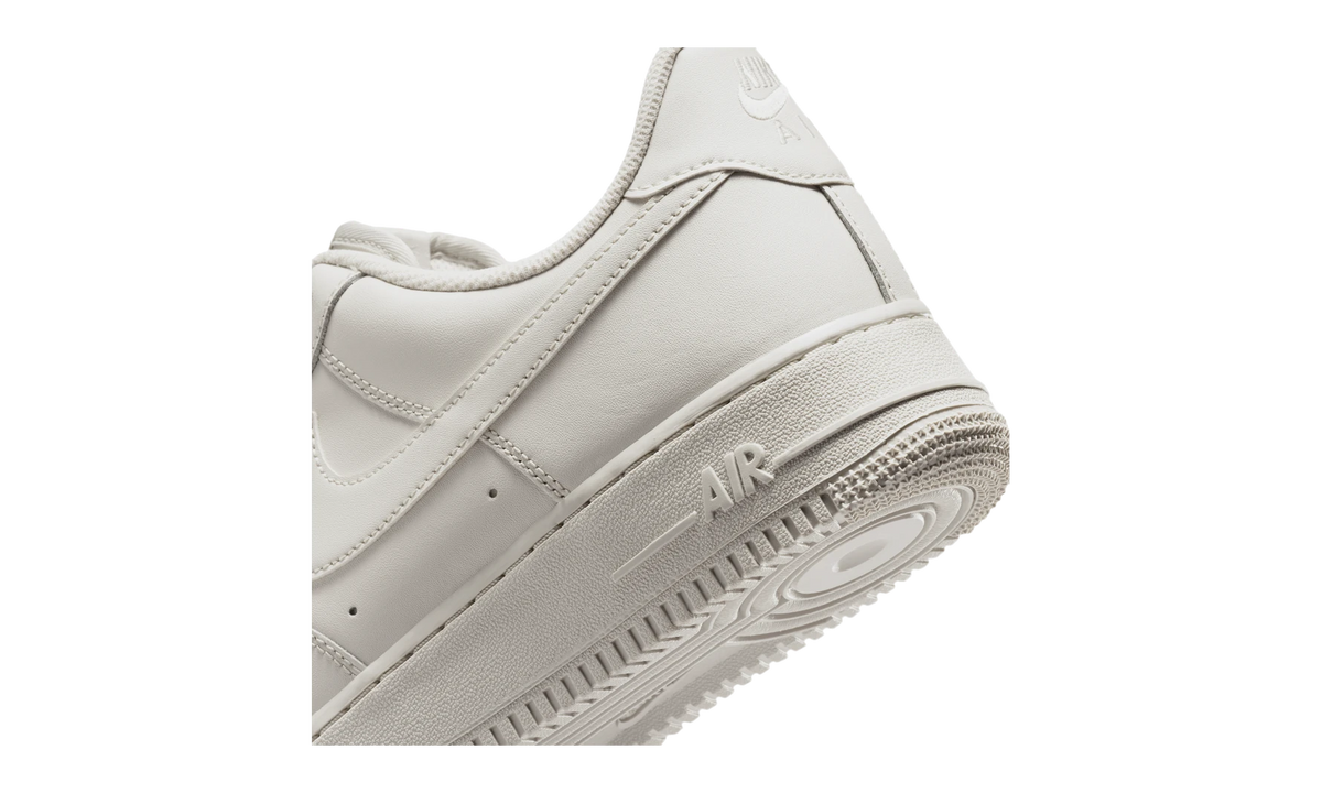 Nike Air Force 1 Low '07 Light Bone (IH1698-003) – Detailansicht | Rarus