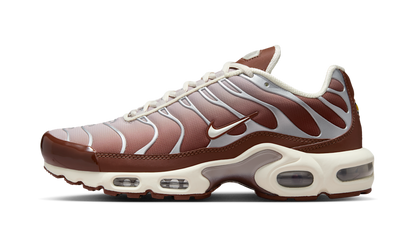 Nike Air Max Plus Light Orewood Brown Dark Pony (II7637-200) – Seitenansicht außen | Rarus
