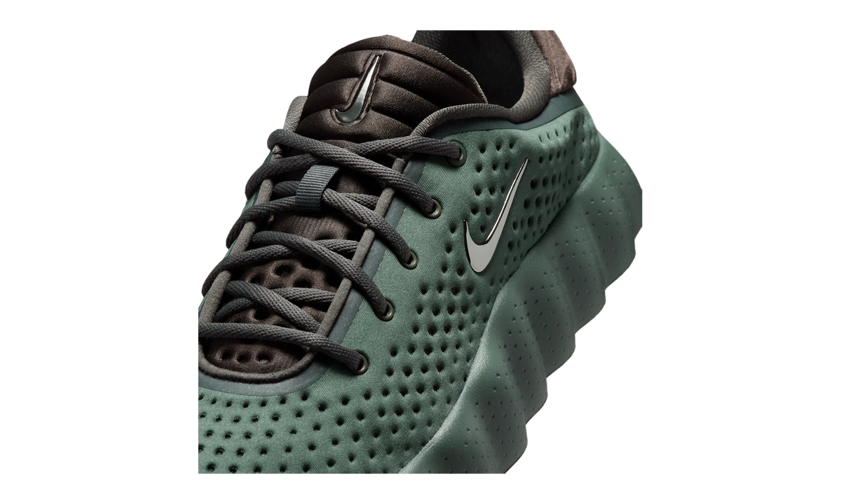 Nike Mind 002 Camo Green (HQ4308-300) – Detailansicht Schnürung | Rarus