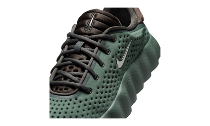Nike Mind 002 Camo Green (HQ4308-300) – Detailansicht Schnürung | Rarus