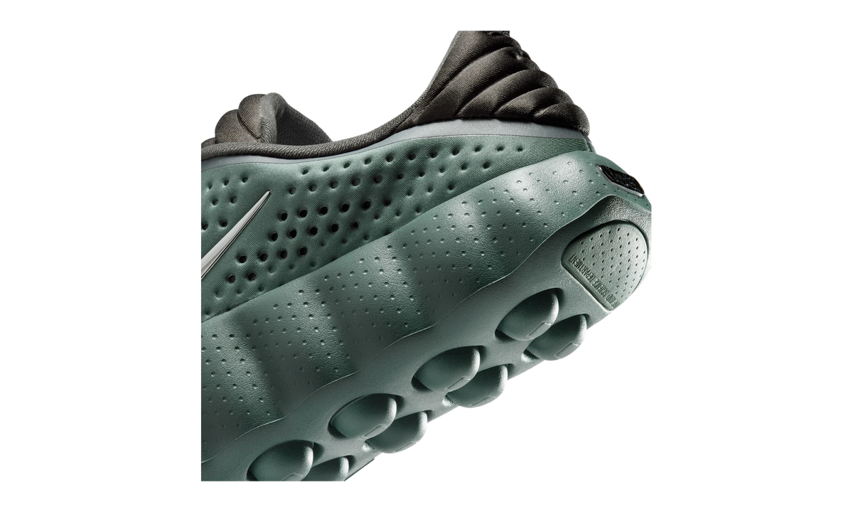 Nike Mind 002 Camo Green (HQ4308-300) – Detailansicht Ferse | Rarus