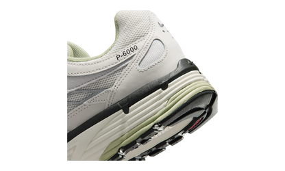 Nike P-6000 Platinum Tint Sail Anthracite (IV5761-094) – Detailansicht Ferse | Rarus