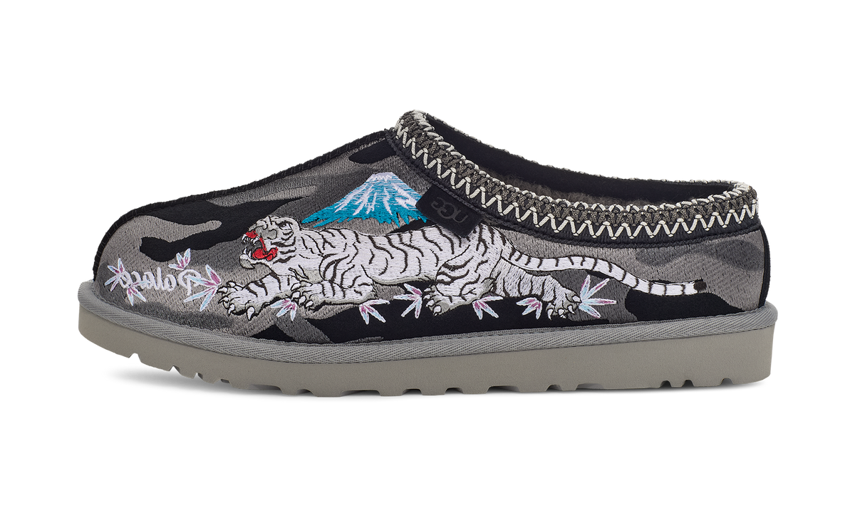 UGG Tasman Slipper Palace Black Camo (1172070-BKCA) – Seitenansicht außen | Rarus