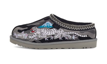 UGG Tasman Slipper Palace Black Camo (1172070-BKCA) – Seitenansicht außen | Rarus