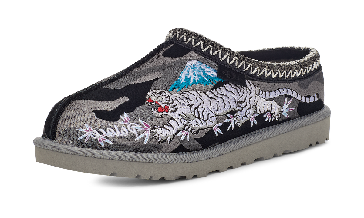 UGG Tasman Slipper Palace Black Camo (1172070-BKCA) – Seitenansicht außen | Rarus