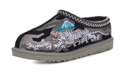 UGG Tasman Slipper Palace Black Camo (1172070-BKCA) – Seitenansicht außen | Rarus