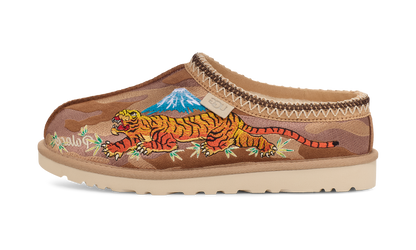 UGG Tasman Slipper Palace Chestnut Camo (1172070-CTCM) – Seitenansicht außen | Rarus